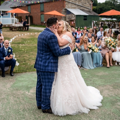 Laura and Sam fell in love with Barnutopia and knew it was the perfect wedding venue for them