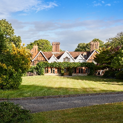 Alveston Manor is a 16th century manor house situated within five acres of beautiful gardens